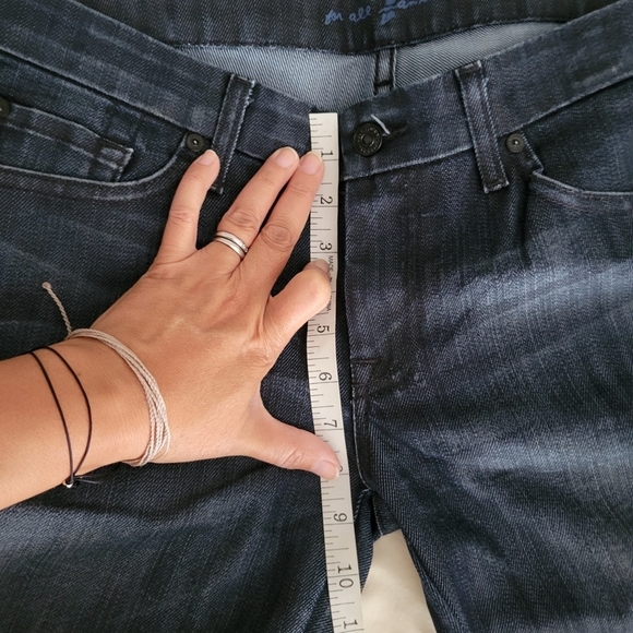 7 FOR ALL MANKIND // A pocket distressed mid-rise boot-cut stretch denim jeans - Picture 10 of 12